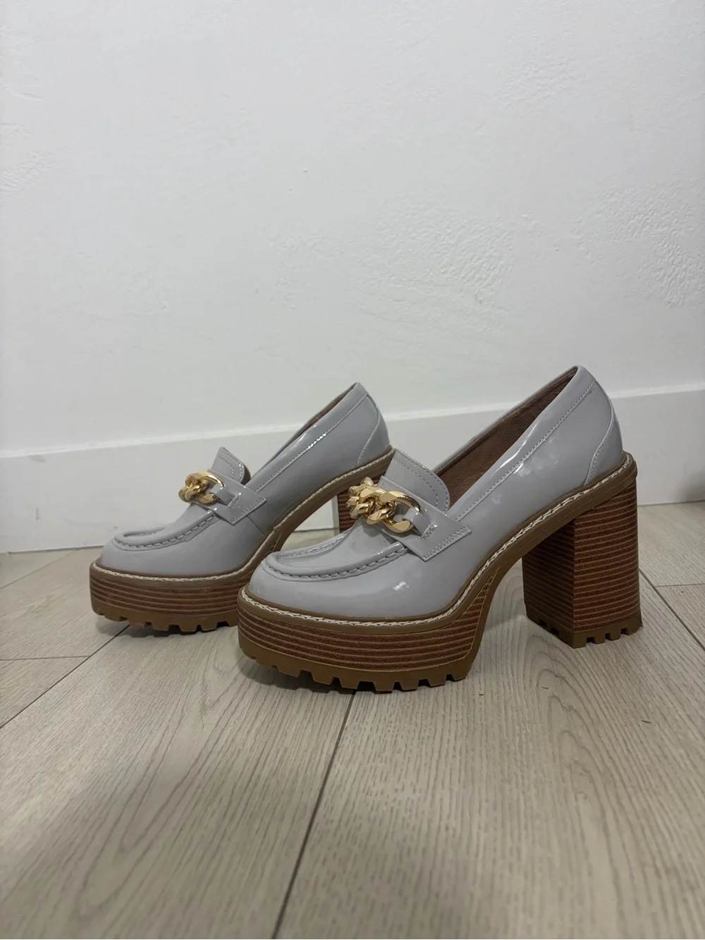 Madden Girl Gray Patent Platform Loafers Gold Chain Heels size 7